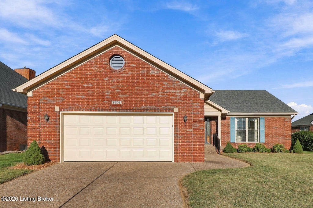 Photo of 5003 Hunters Point Cir, Louisville, KY 40216 (MLS # 1731331)