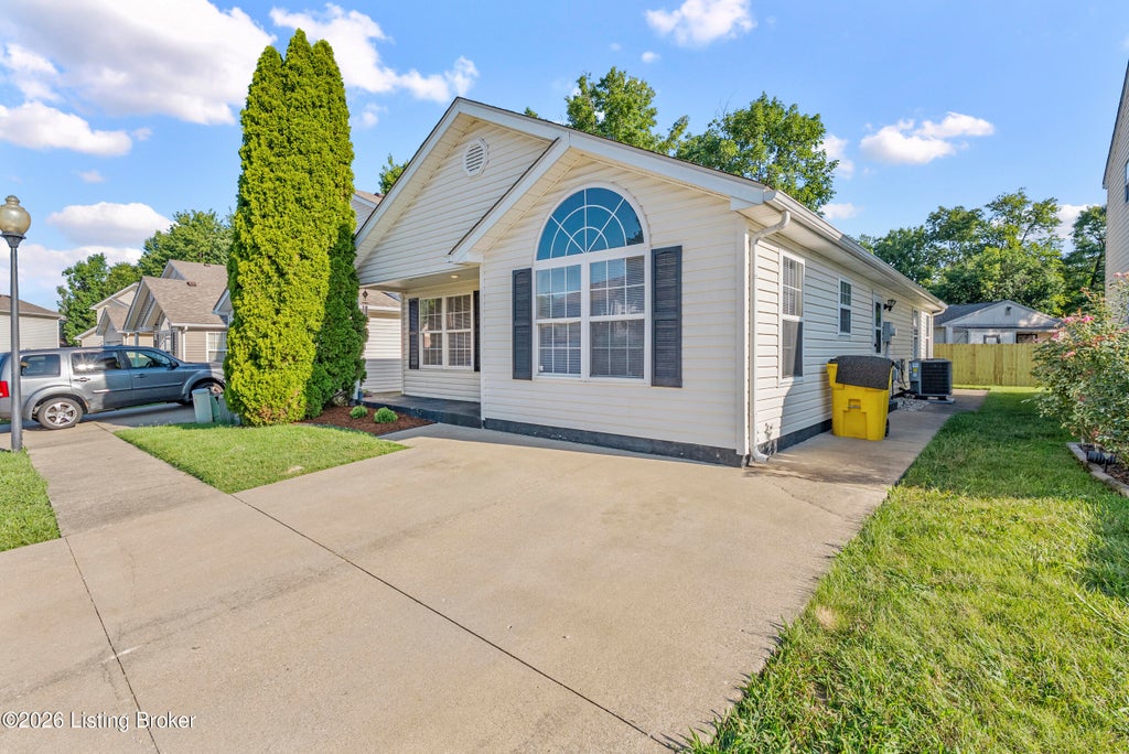 Photo of 6524 Cottagemeadow Dr, Louisville, KY 40218 (MLS # 1723629)
