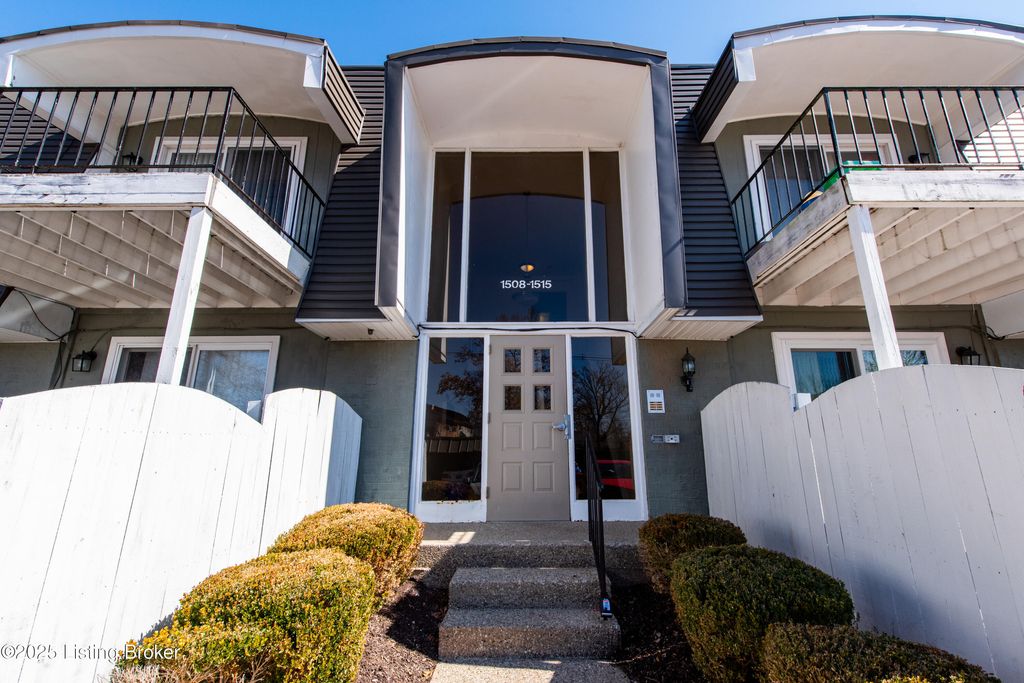 Photo of 1515 La Fontenay Ct, Louisville, KY 40223 (MLS # 1711500)