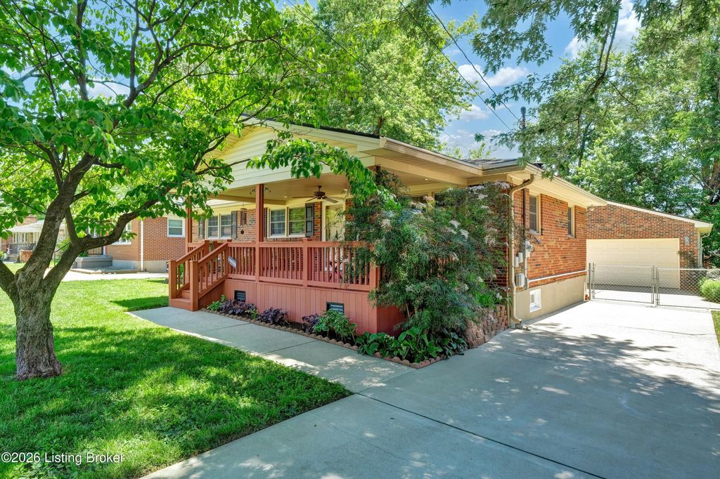 Photo of 6002 Rocky Mountain Dr, Louisville, KY 40219 (MLS # 1717315)