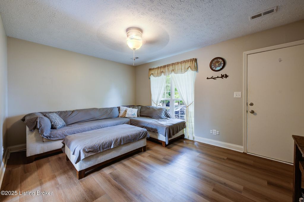 Photo of 1610 Rhode Ct, La Grange, KY 40031 (MLS # 1714828)