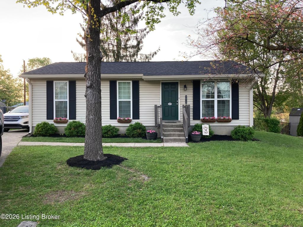 Photo of 1610 Rhode Ct, La Grange, KY 40031 (MLS # 1714828)