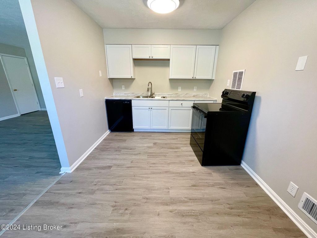 Photo of 2004 Goldsmith Ln #3, Louisville, KY 40218 (MLS # 1710919)