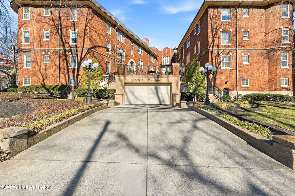 Photo of 1601 Spring Dr #8, Louisville, KY 40205 (MLS # 1707882)