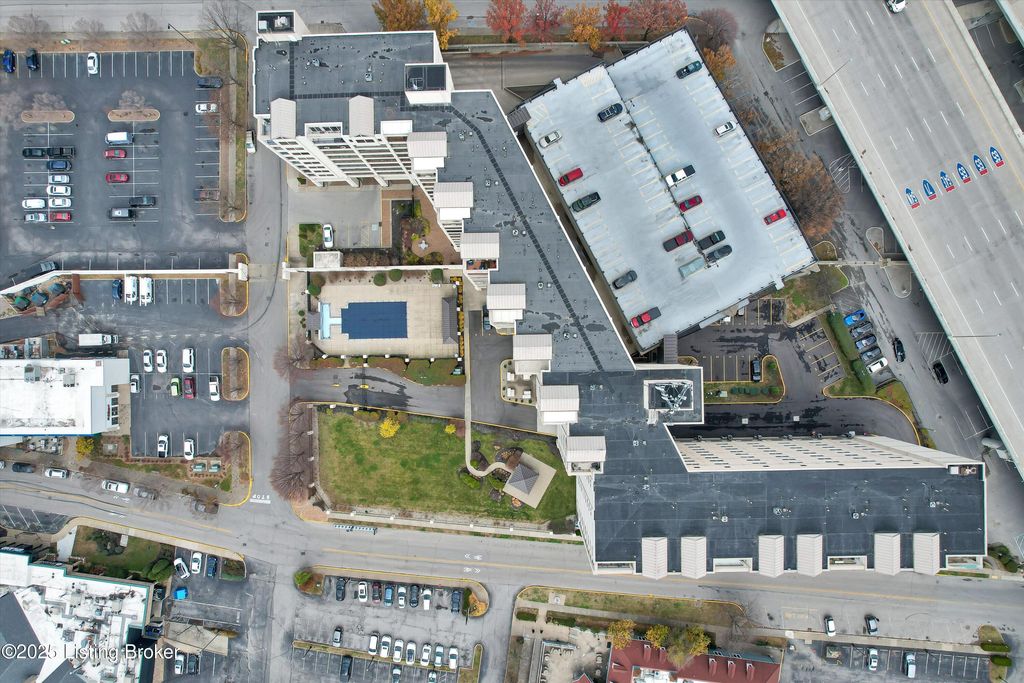 Photo of 606 W Riverside Dr, Jeffersonville, IN 47130 (MLS # 1706927)