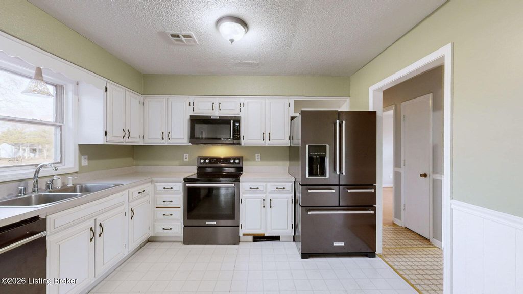 Photo of 254 Oakridge Ct, Mt Washington, KY 40047 (MLS # 1712923)