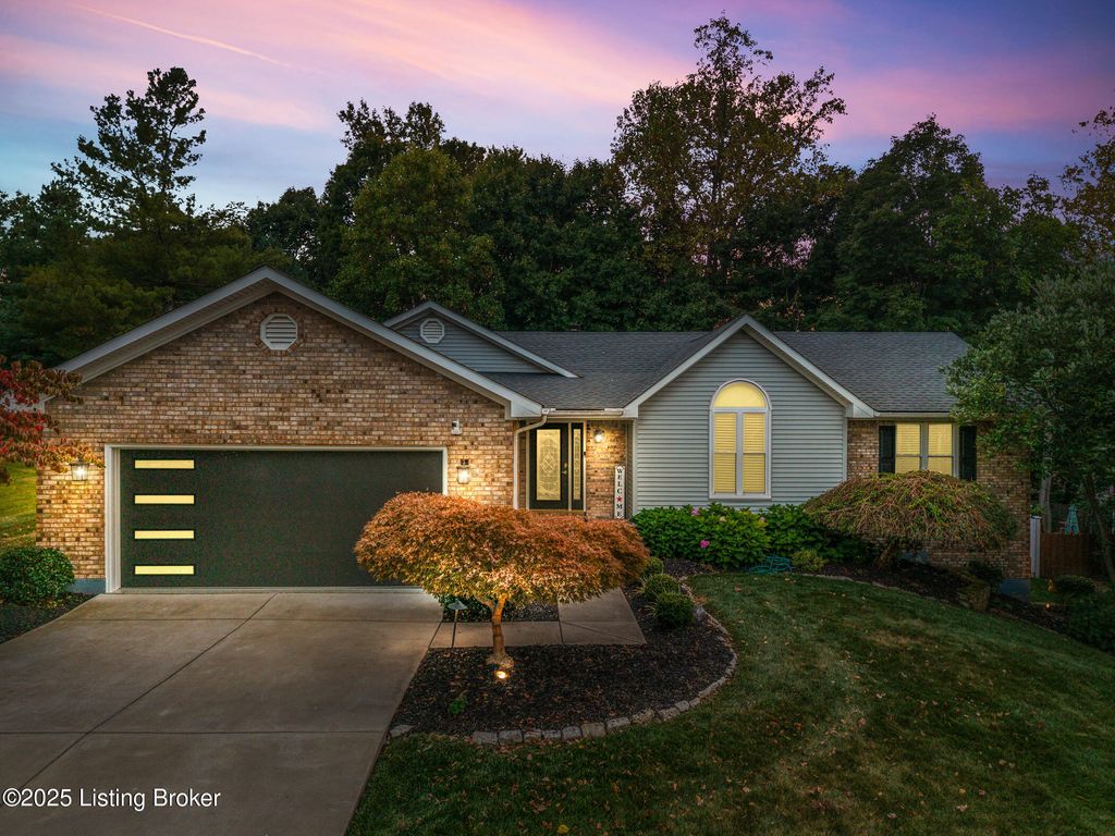 Photo of 4605 Shadyview Dr, Floyds Knobs, IN 47119 (MLS # 1704809)
