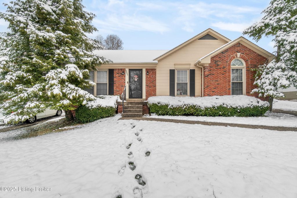 Photo of 6005 Ridge Creek Ct, Louisville, KY 40291 (MLS # 1704703)