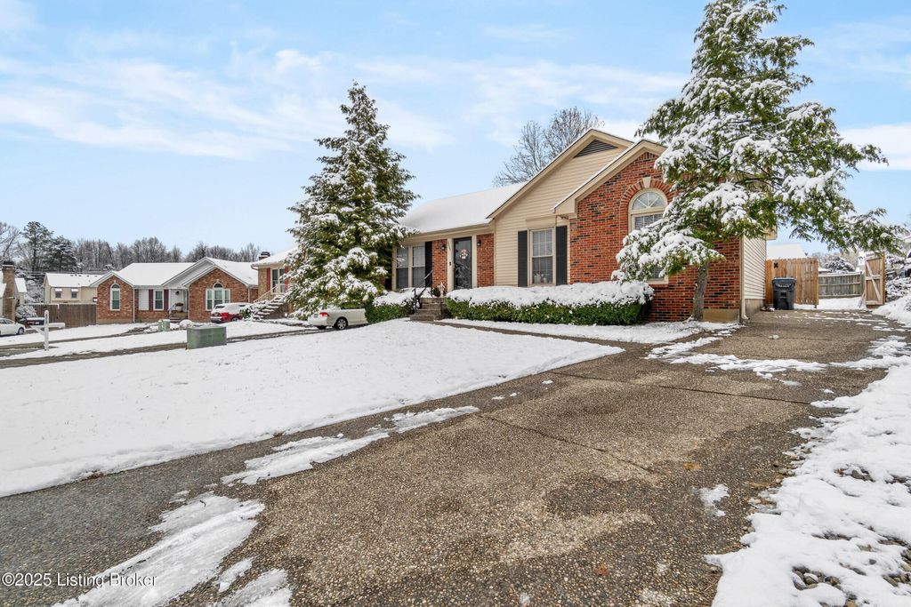 Photo of 6005 Ridge Creek Ct, Louisville, KY 40291 (MLS # 1704703)