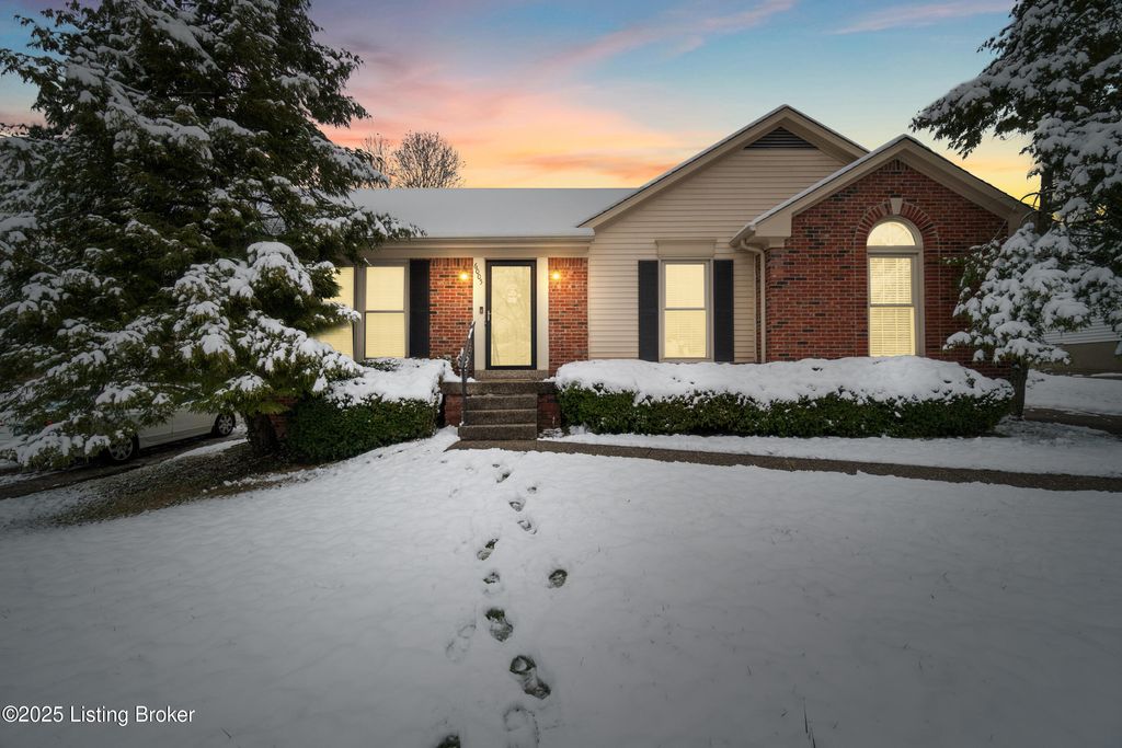 Photo of 6005 Ridge Creek Ct, Louisville, KY 40291 (MLS # 1704703)