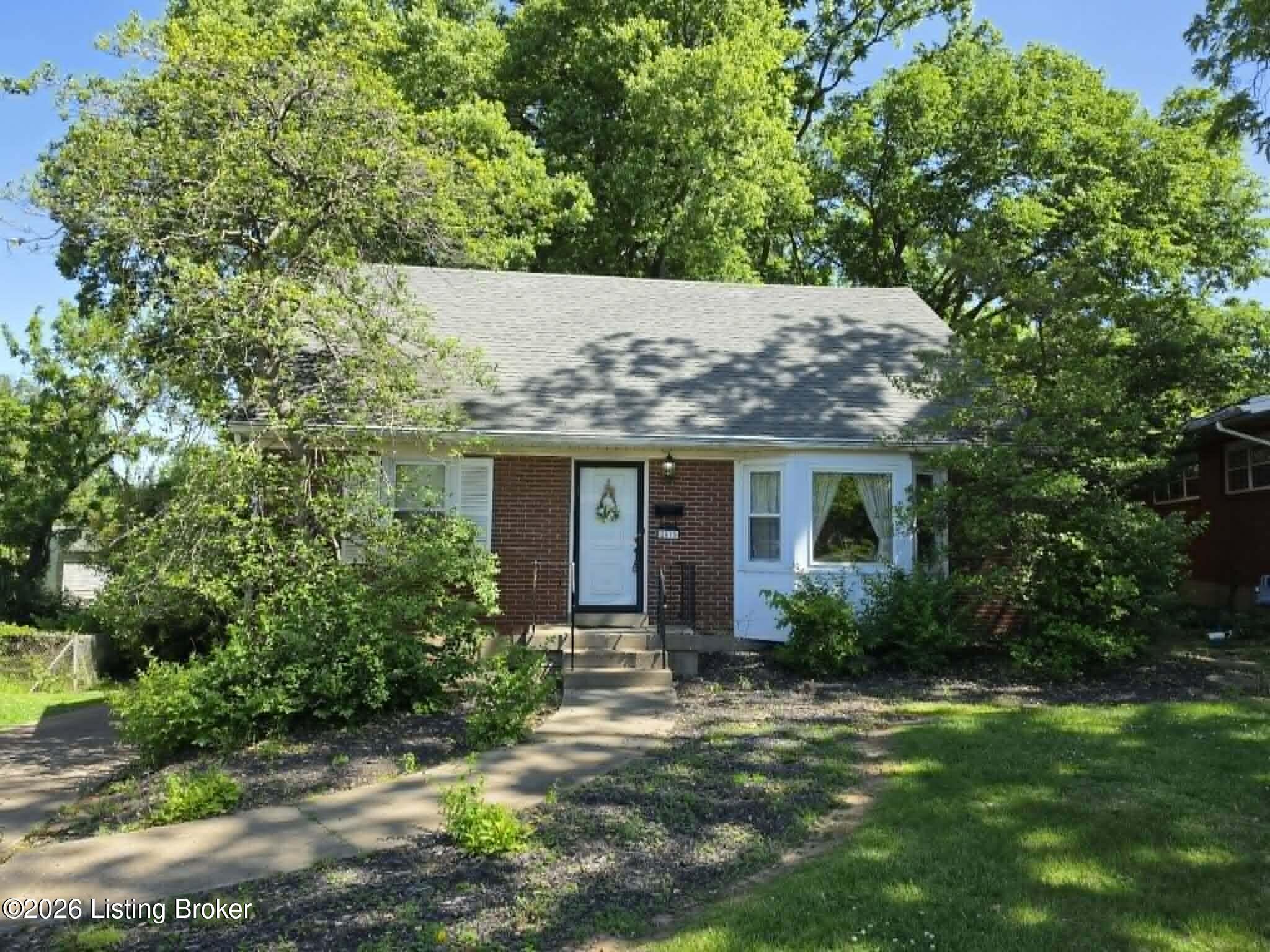 Photo 1 of 39 — 2015 Tyrone Dr, Louisville, KY 40218