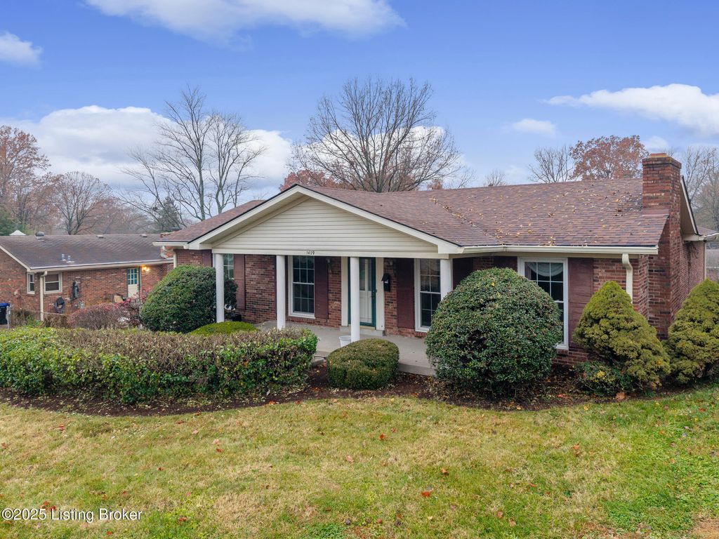 Photo of 1409 Cloverhills Dr Dr, Louisville, KY 40216 (MLS # 1704014)