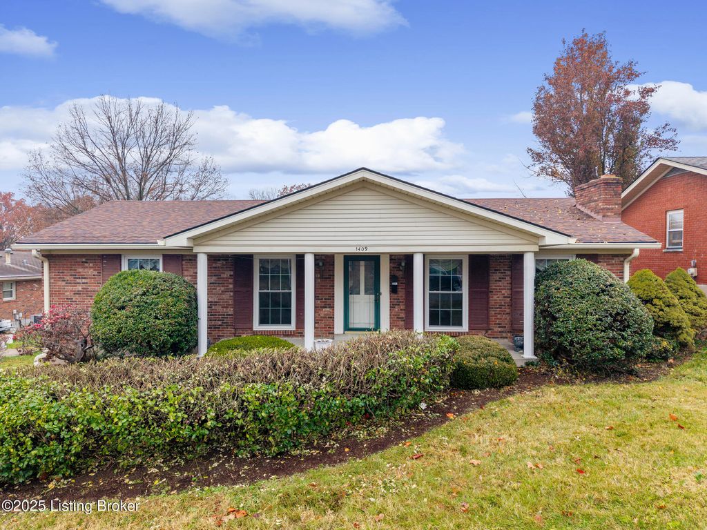Photo of 1409 Cloverhills Dr Dr, Louisville, KY 40216 (MLS # 1704014)