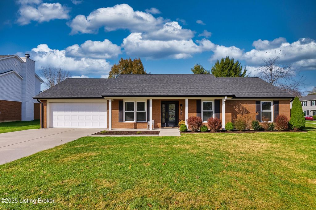 Photo of 212 Gray Hawk Ct, Versailles, KY 40383 (MLS # 1703602)