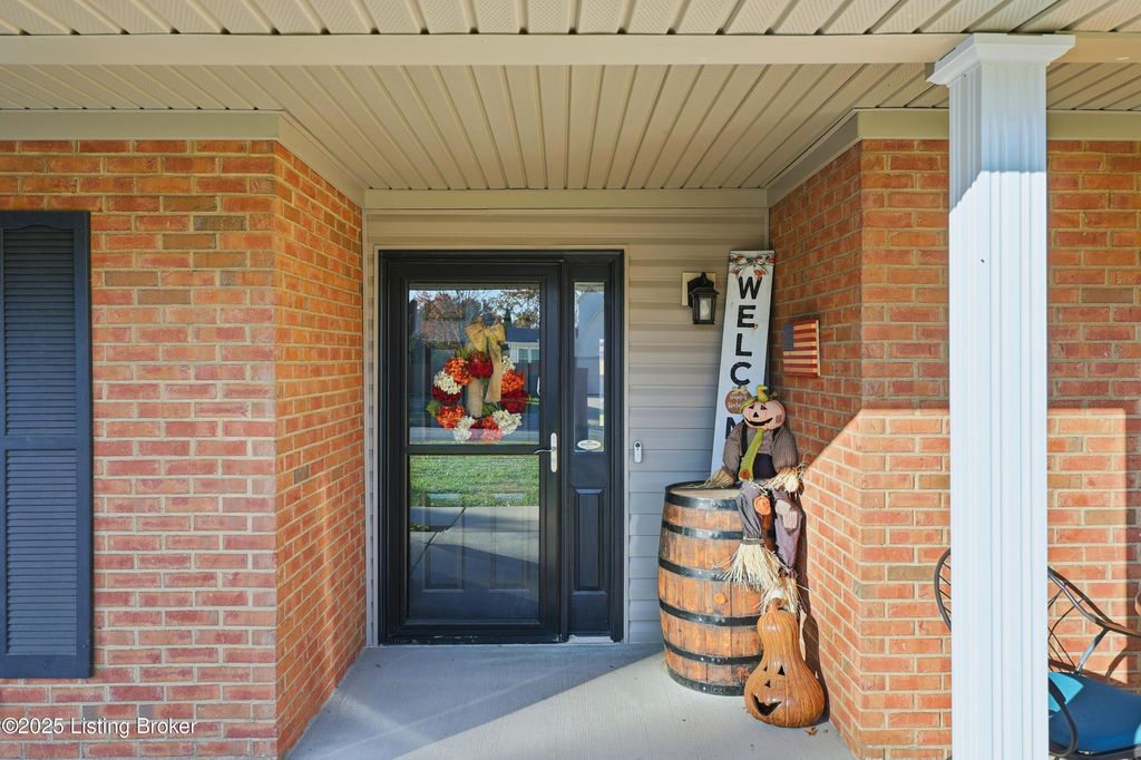 Photo of 212 Gray Hawk Ct, Versailles, KY 40383 (MLS # 1703602)