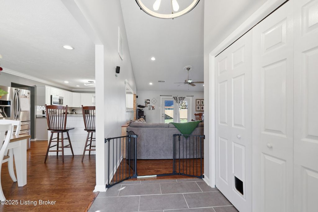 Photo of 212 Gray Hawk Ct, Versailles, KY 40383 (MLS # 1703602)