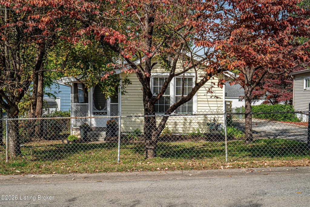 Photo of 1565 S Lincoln Ave, Louisville, KY 40213 (MLS # 1733056)
