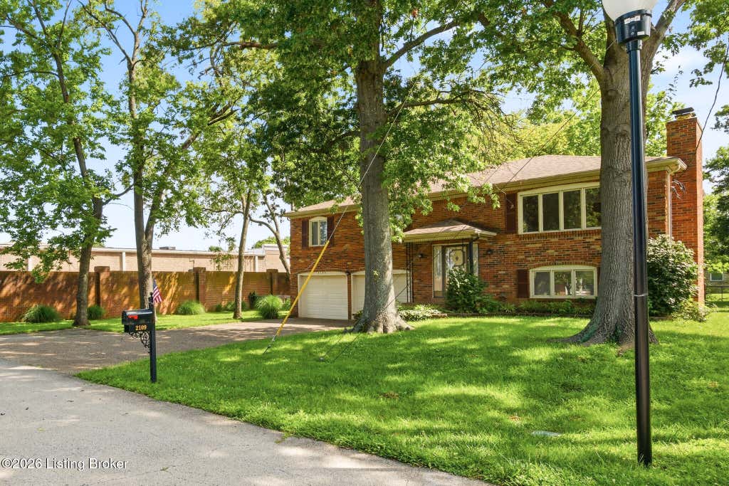 Photo of 2109 Bridlewood Dr, Jeffersontown, KY 40299 (MLS # 1723359)