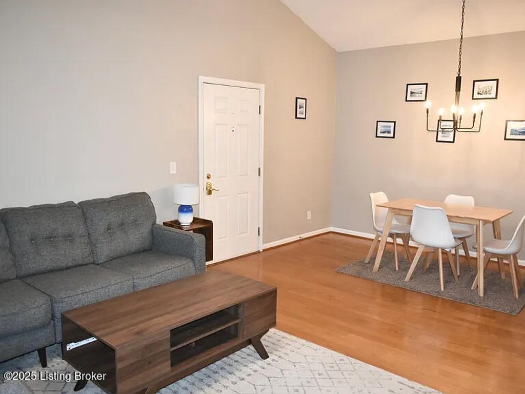 Photo of 1110 Westlynne Pl #UNIT 6, Louisville, KY 40222 (MLS # 1704475)