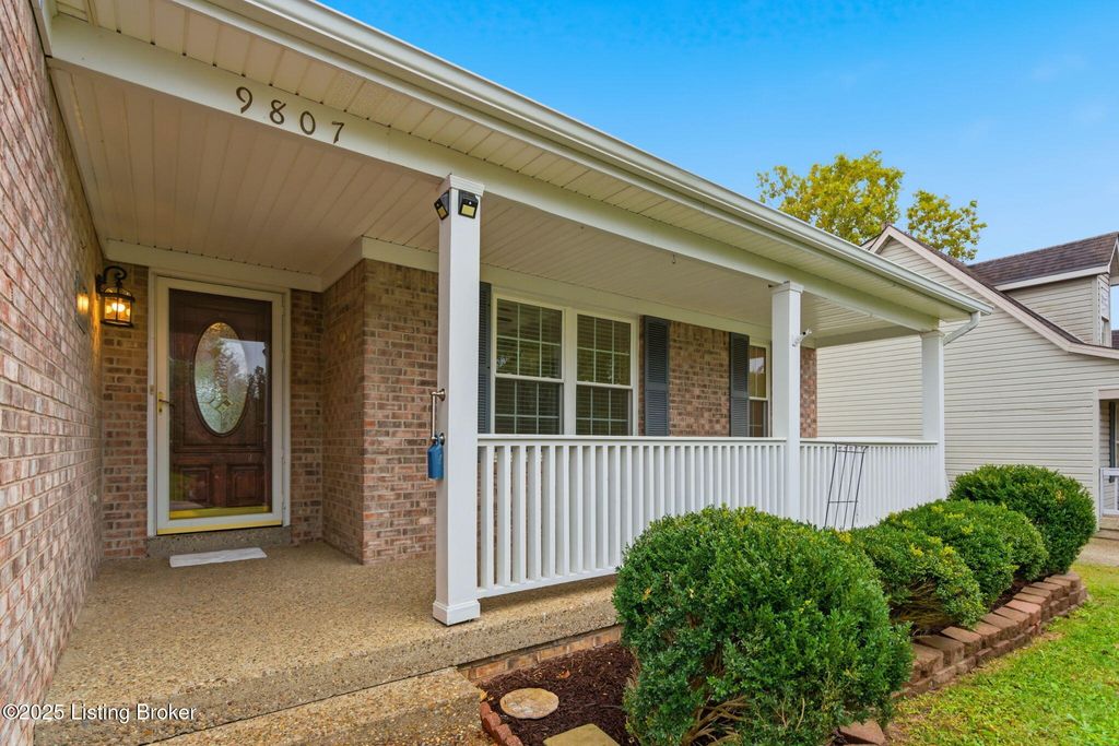 Photo of 9807 Spring Pointe Ct, Louisville, KY 40229 (MLS # 1702085)