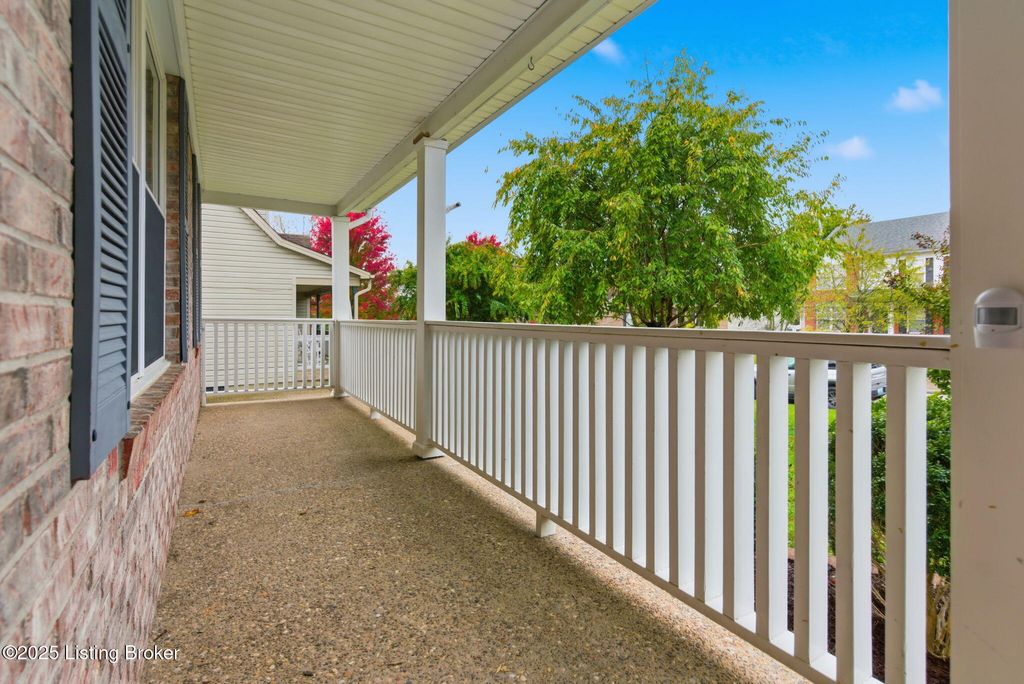 Photo of 9807 Spring Pointe Ct, Louisville, KY 40229 (MLS # 1702085)