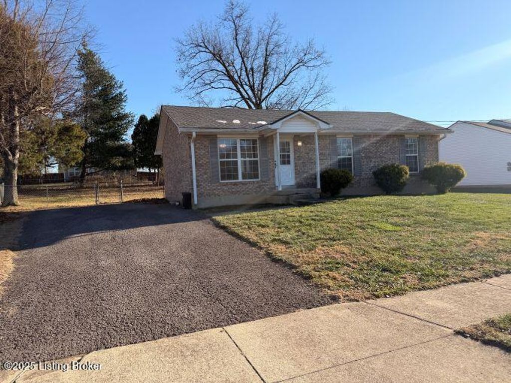 Photo of 1204 Williamsburg Dr, Elizabethtown, KY 42701 (MLS # 1710501)