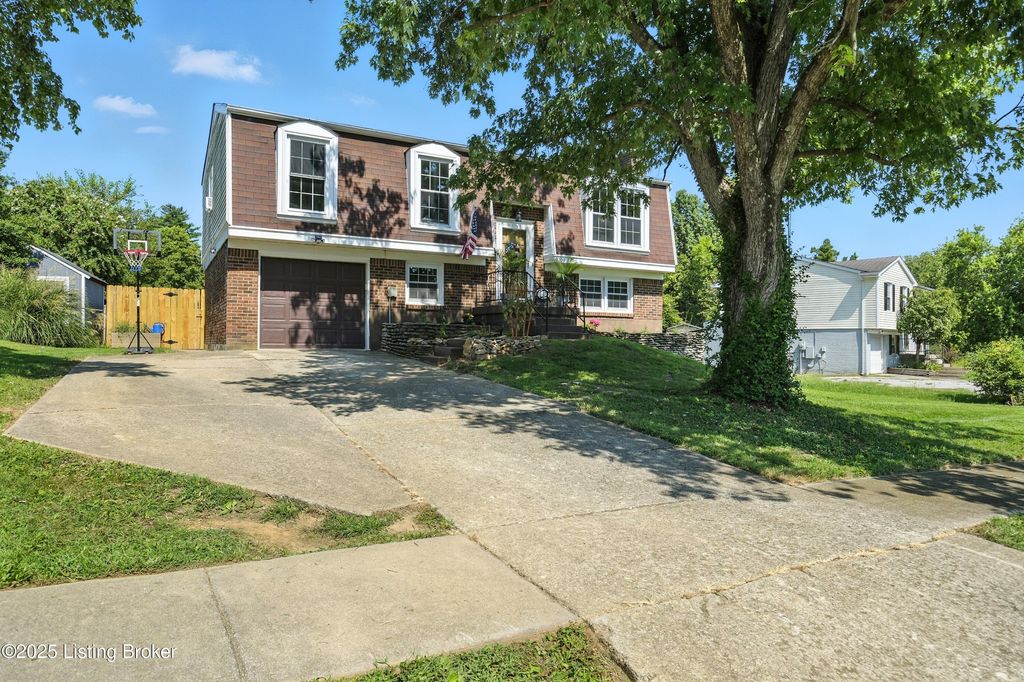 Photo of 9209 Foxtail Ct, Crestwood, KY 40014 (MLS # 1703744)