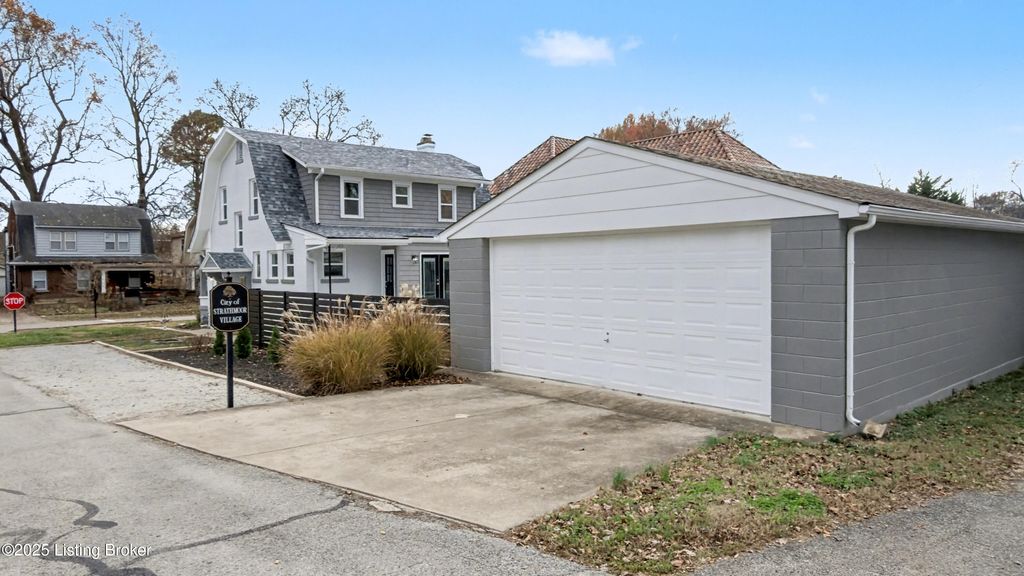 Photo of 2221 Lowell Ave, Louisville, KY 40205 (MLS # 1704339)