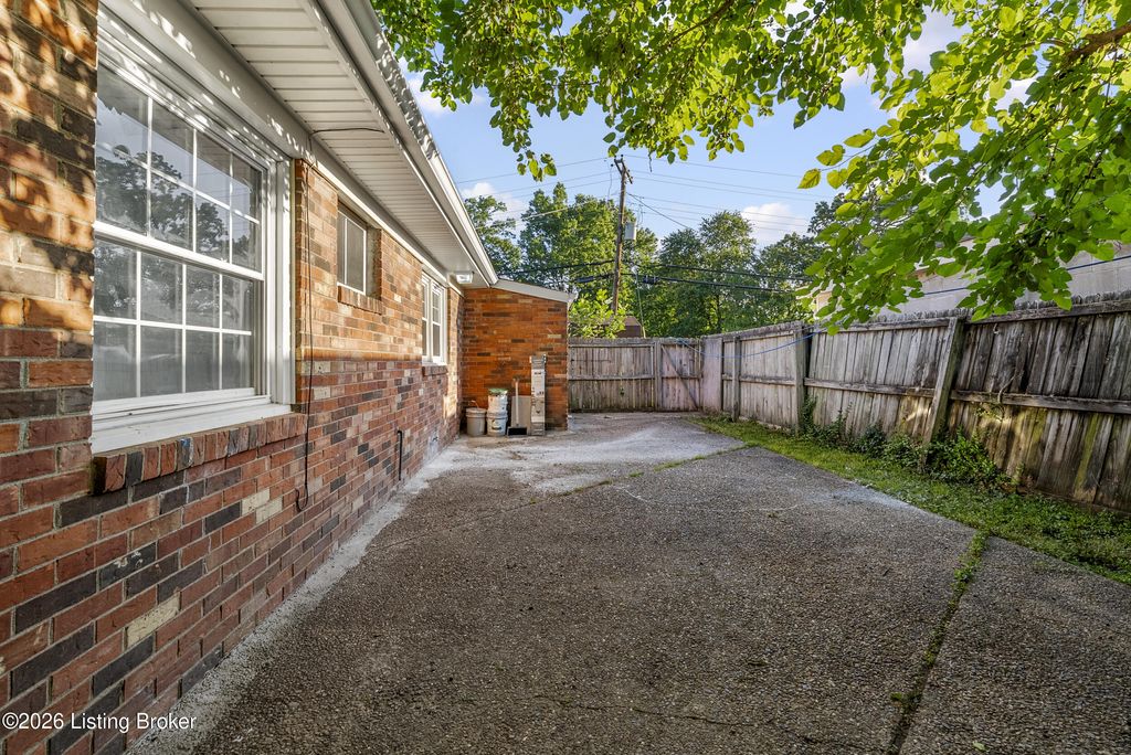 Photo of 5611 Mary Ellen Dr, Louisville, KY 40214 (MLS # 1716837)