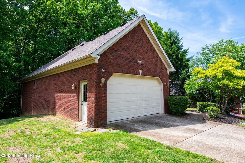 Photo of 3222 Rolling Oak Blvd, Louisville, KY 40214 (MLS # 1717811)
