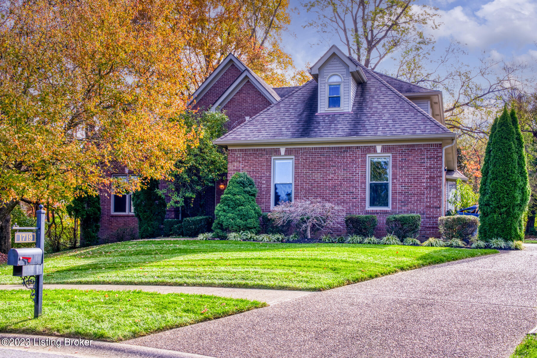Photo 1 of 55 — 1719 Southlake Dr, Louisville, KY 40223