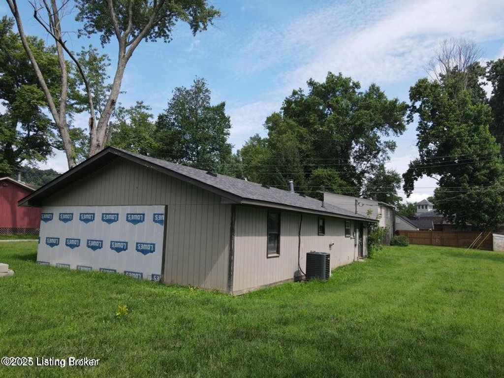 Photo of 6320 Jefferson St, Westport, KY 40077 (MLS # 1704813)