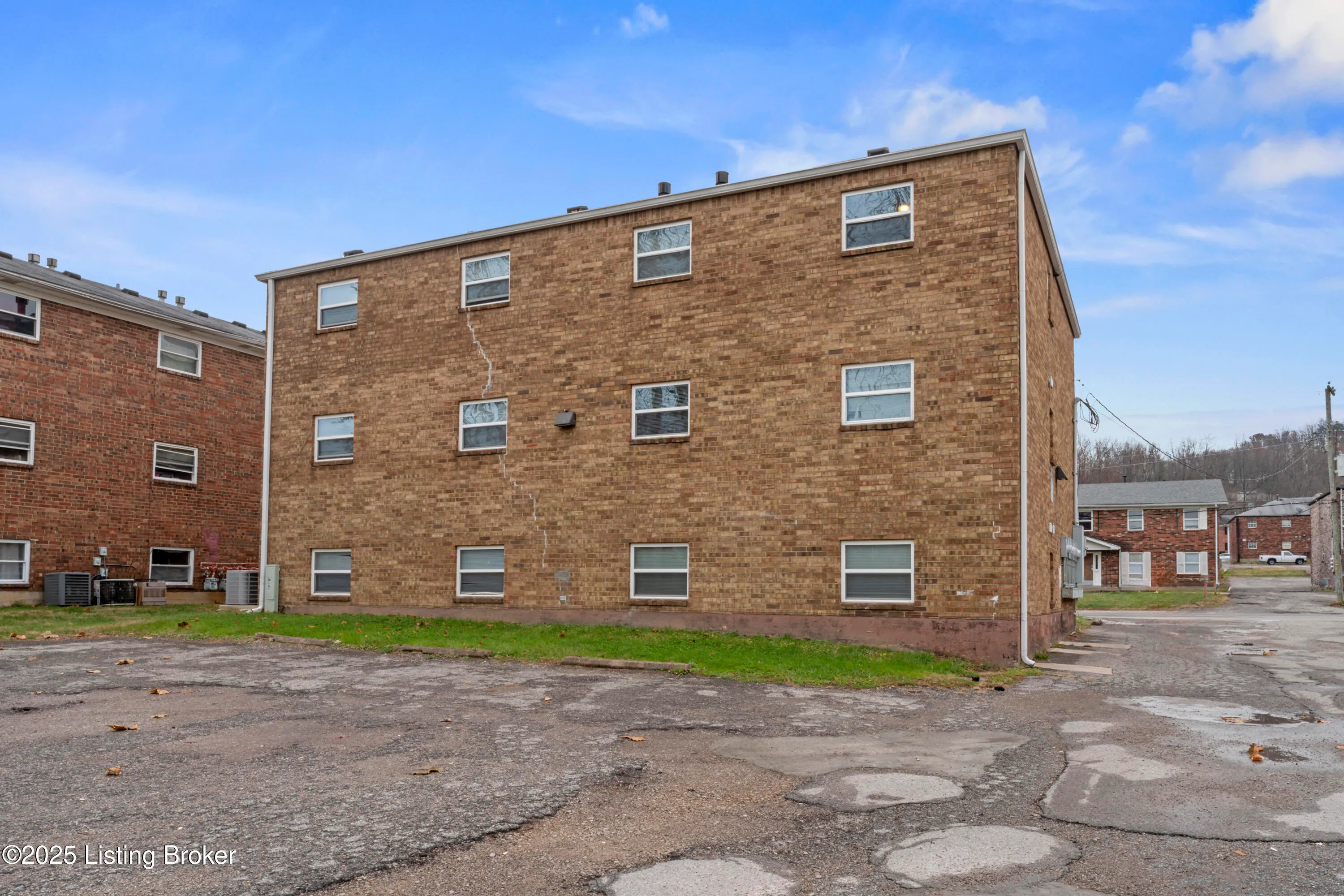 Louisville, Kentucky 40214, United States, 2 Bedrooms Bedrooms, ,1 BathroomBathrooms,Residential,Active,82628