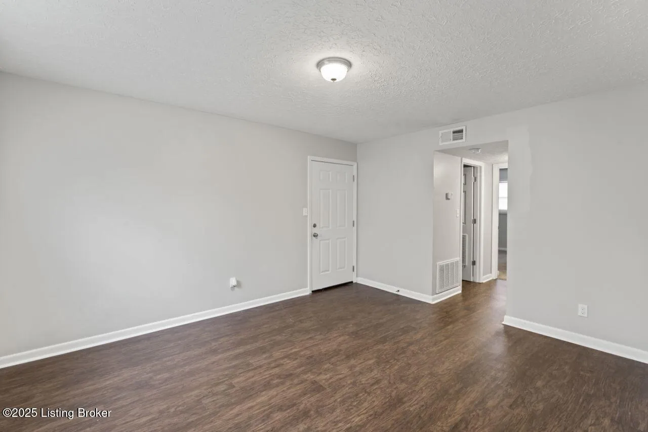 Louisville, Kentucky 40214, United States, 2 Bedrooms Bedrooms, ,1 BathroomBathrooms,Residential,Active,82628