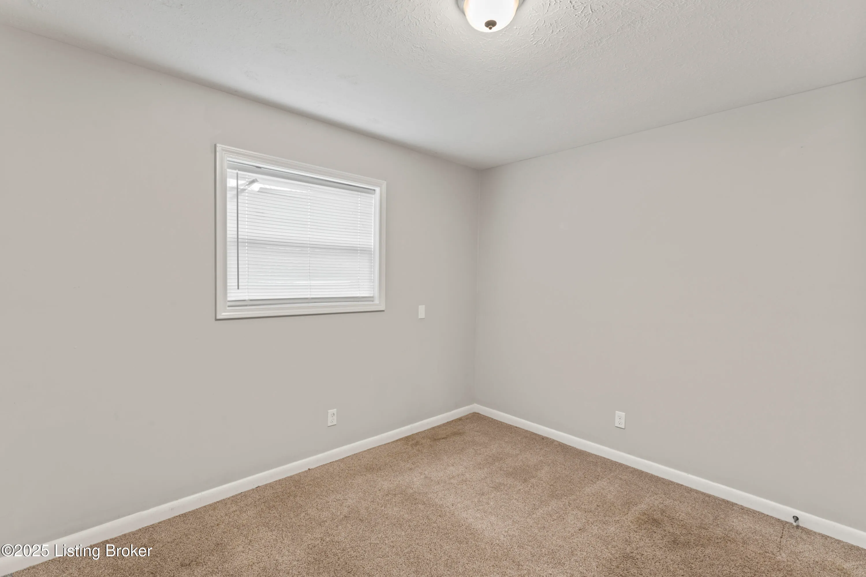 Louisville, Kentucky 40214, United States, 2 Bedrooms Bedrooms, ,1 BathroomBathrooms,Residential,Active,82628