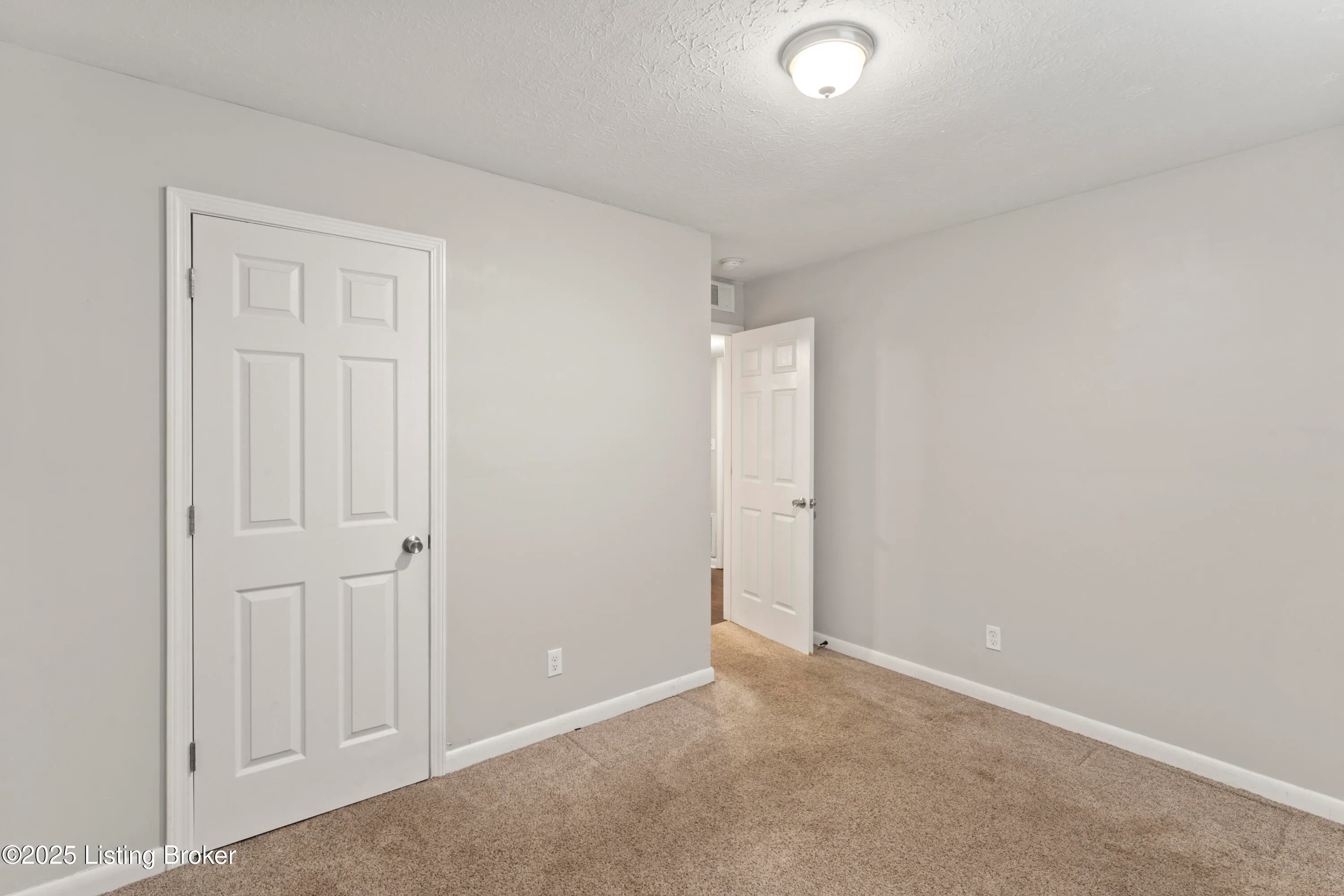 Louisville, Kentucky 40214, United States, 2 Bedrooms Bedrooms, ,1 BathroomBathrooms,Residential,Active,82628