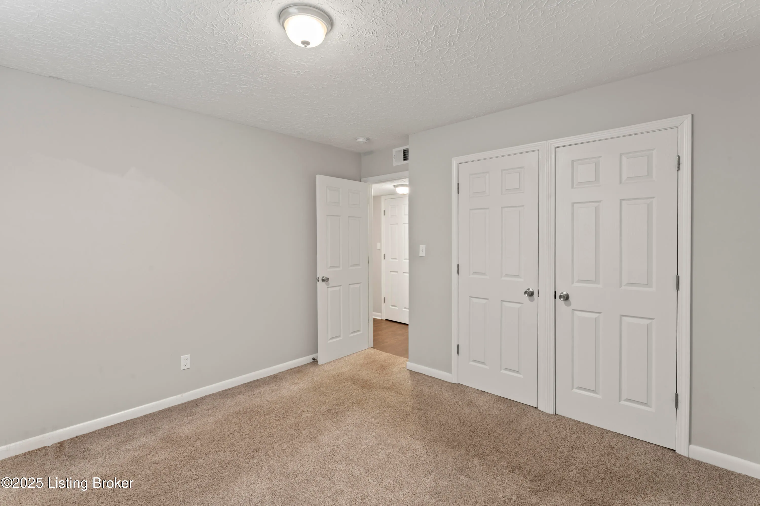 Louisville, Kentucky 40214, United States, 2 Bedrooms Bedrooms, ,1 BathroomBathrooms,Residential,Active,82628