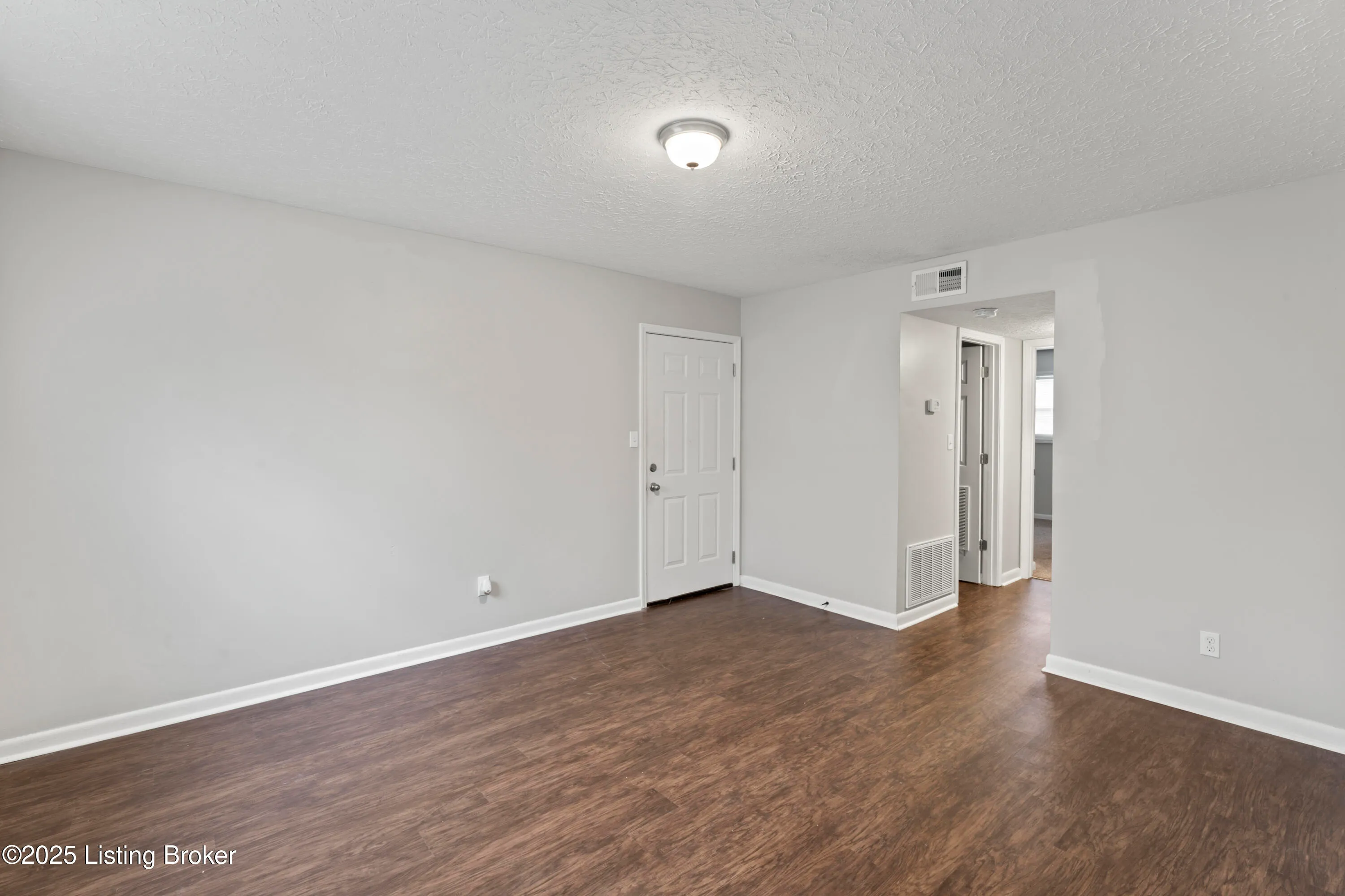 Louisville, Kentucky 40214, United States, 2 Bedrooms Bedrooms, ,1 BathroomBathrooms,Residential,Active,82628