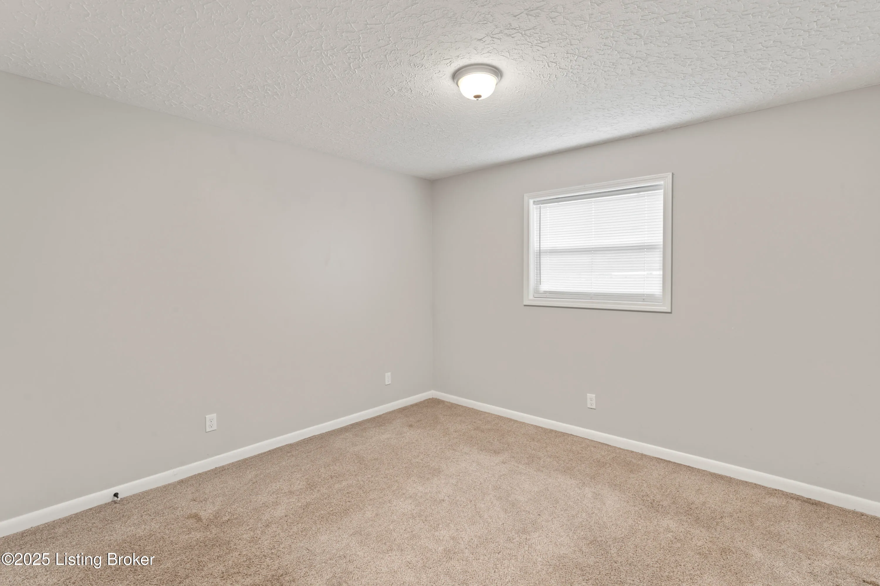 Louisville, Kentucky 40214, United States, 2 Bedrooms Bedrooms, ,1 BathroomBathrooms,Residential,Active,82628
