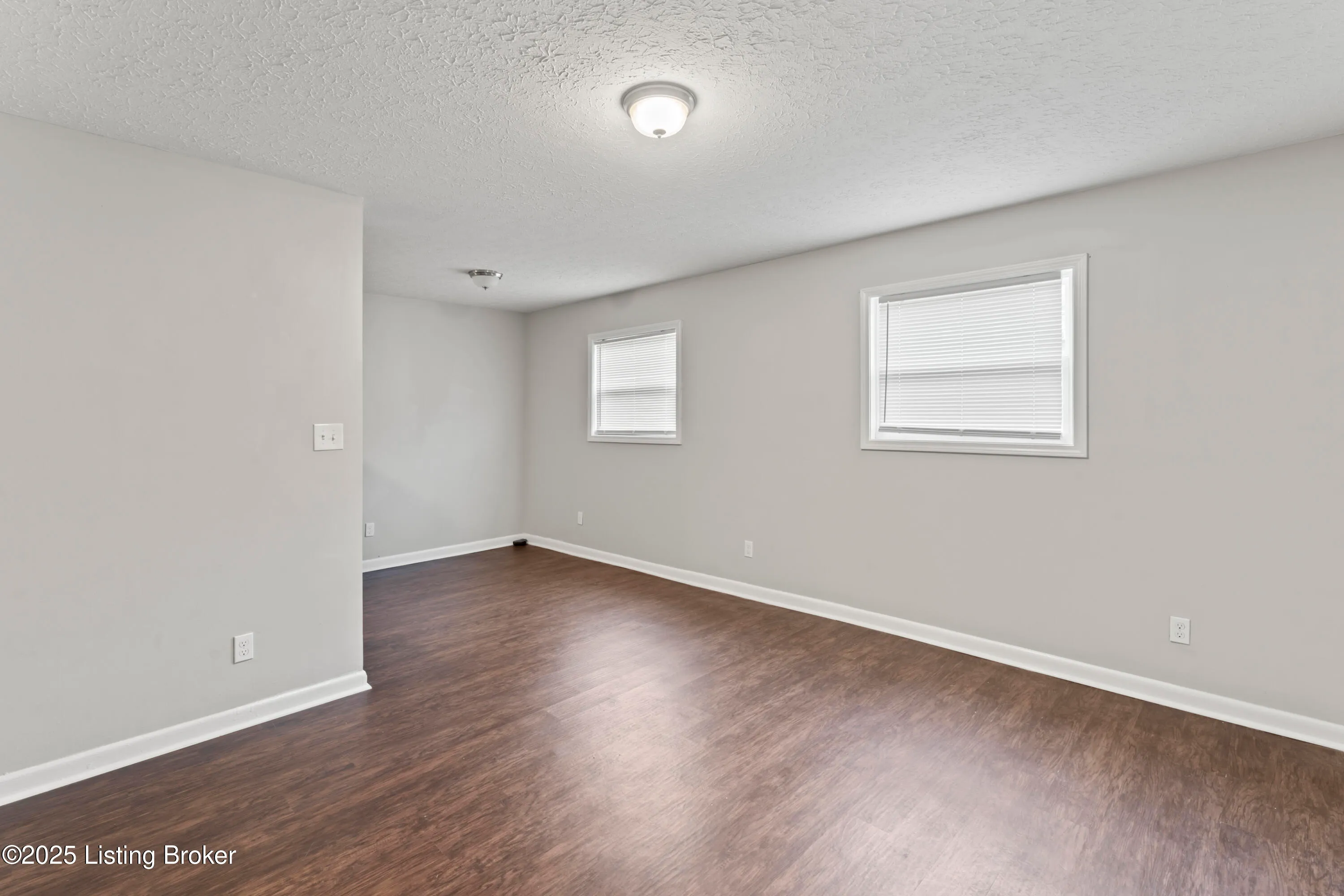 Louisville, Kentucky 40214, United States, 2 Bedrooms Bedrooms, ,1 BathroomBathrooms,Residential,Active,82628