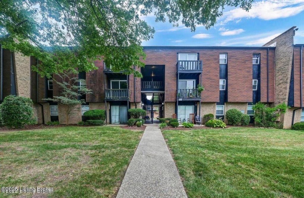 Photo of 3502 Lodge Ln #APT 336, Louisville, KY 40218 (MLS # 1705848)