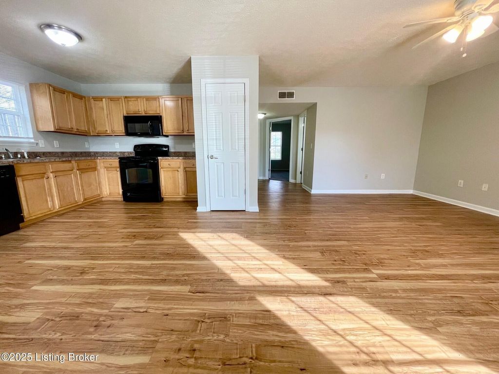 Photo of 6800 Crawford Crossing Pl #101, Louisville, KY 40258 (MLS # 1712711)