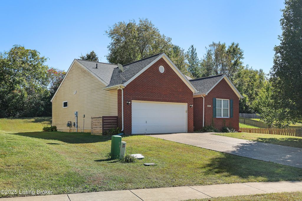 Photo of 8905 Amaranth Dr, Louisville, KY 40228 (MLS # 1700609)