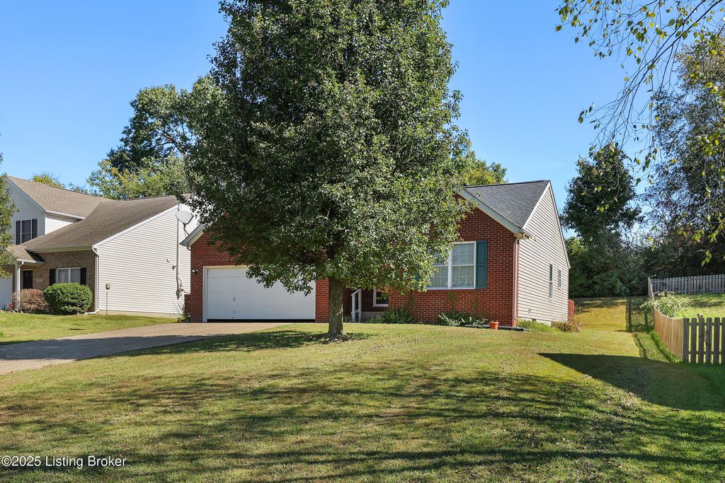 Photo of 8905 Amaranth Dr, Louisville, KY 40228 (MLS # 1700609)