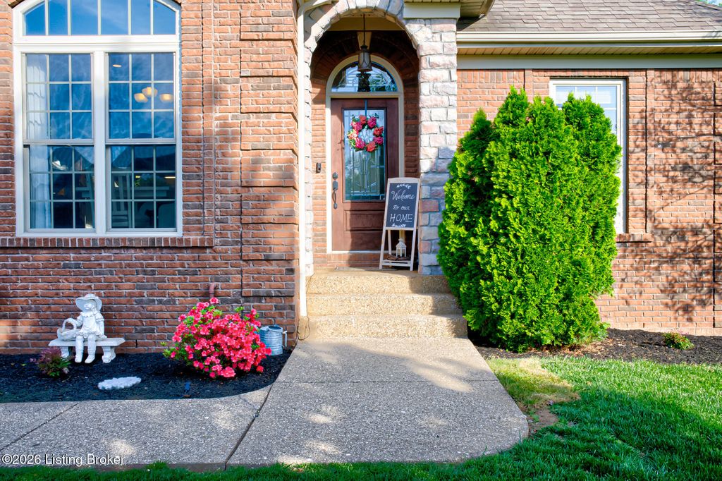 Photo of 688 Ashbourne Dr, Shelbyville, KY 40065 (MLS # 1714716)