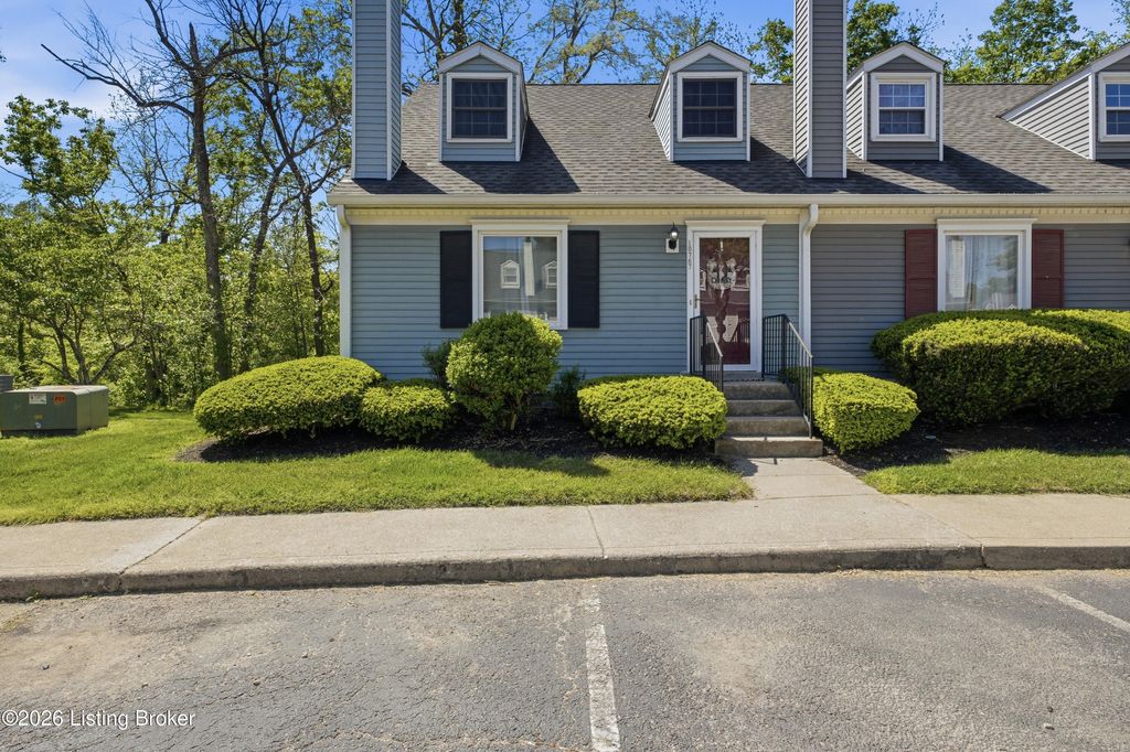 Photo of 10767 Colonial Woods Ct, Louisville, KY 40223 (MLS # 1715281)