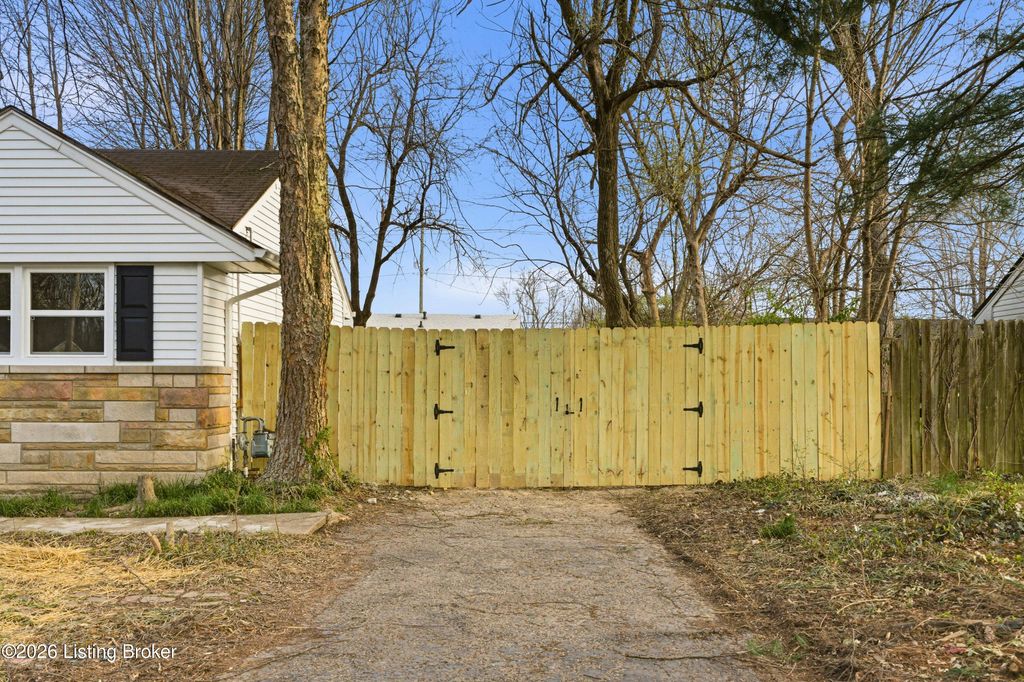 Photo of 5513 Brokers Tip Ln, Louisville, KY 40272 (MLS # 1712470)