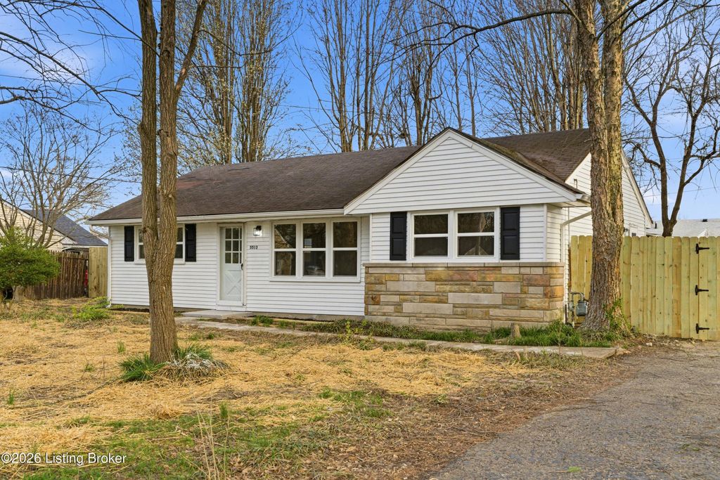 Photo of 5513 Brokers Tip Ln, Louisville, KY 40272 (MLS # 1712470)