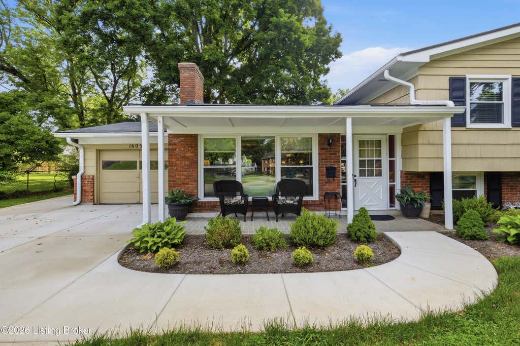 Photo of 1605 Clearview Dr, Louisville, KY 40222 (MLS # 1719316)