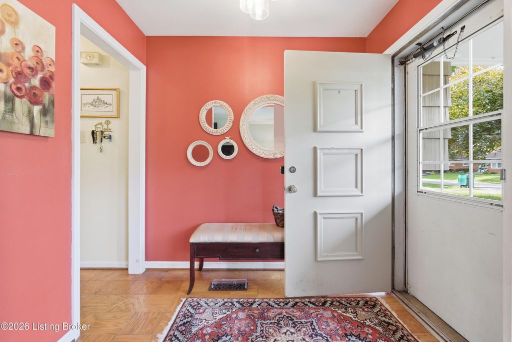 Photo of 1605 Clearview Dr, Louisville, KY 40222 (MLS # 1719316)